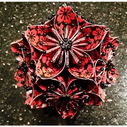 KUSUDAMA FLOWER WITH LACQUERED YUZEN